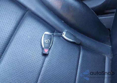 2015 Mercedes-Benz C 300 4Matic/Luxury 4Matic/Sport 4Matic z USA, uszkodzony, nr VIN 55SWF4KB2FU077539